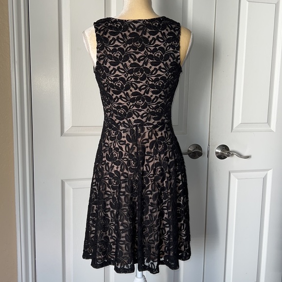SOPANO BLACK LACE AND NUDE DRESS SIZE M - Picture 4 of 11